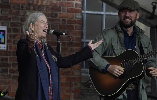 Patti Smith se emociona con homenaje multitudinario en Espa&ntilde;a
