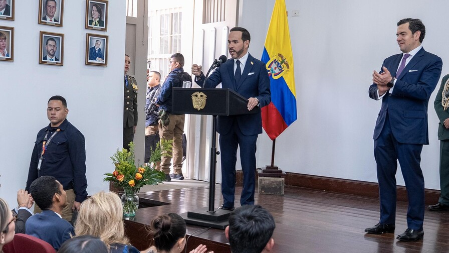 Presidente de Colombia ordena bombardeo contra el ELN y advierte que no habr&aacute; tregua