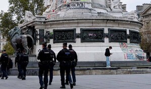 Los toques de queda en algunos barrios de Par&iacute;s se extender&aacute;n hasta el lunes, dicen las autoridades