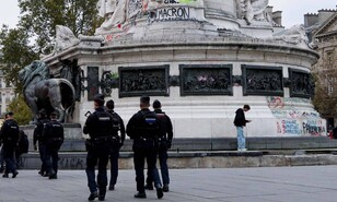 Los toques de queda en algunos barrios de Par&iacute;s se extender&aacute;n hasta el lunes, dicen las autoridades