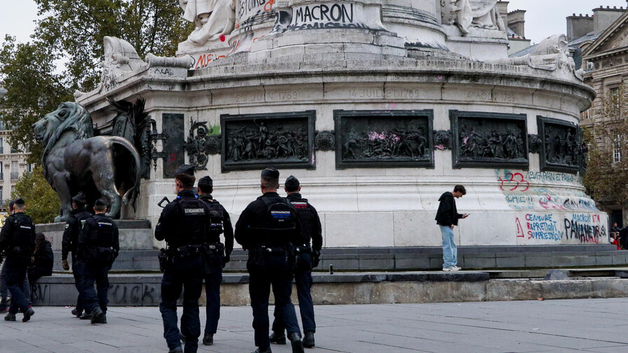 Los toques de queda en algunos barrios de Par&iacute;s se extender&aacute;n hasta el lunes, dicen las autoridades