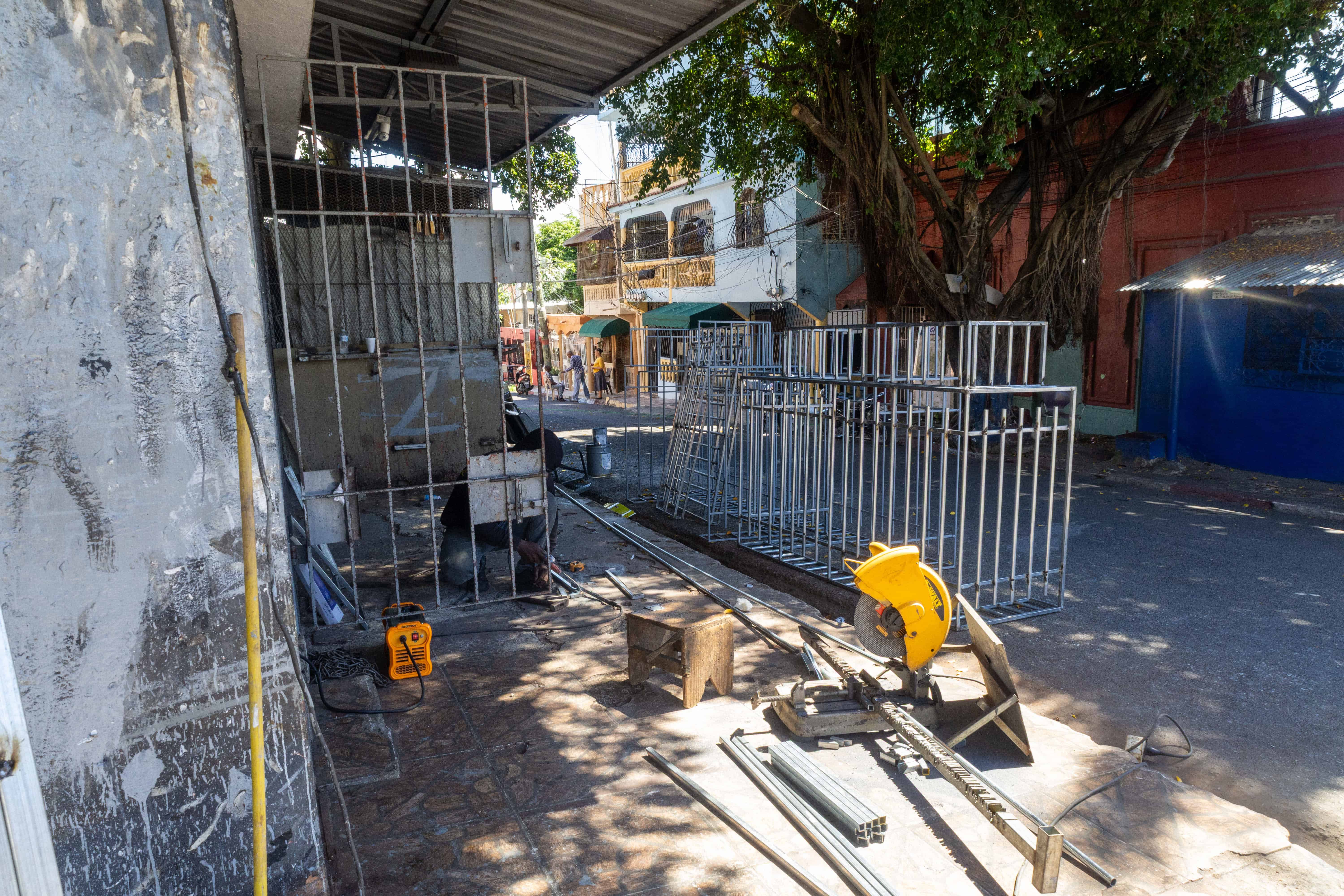 Hombre trabaja en taller de Herreria en Villa Faro