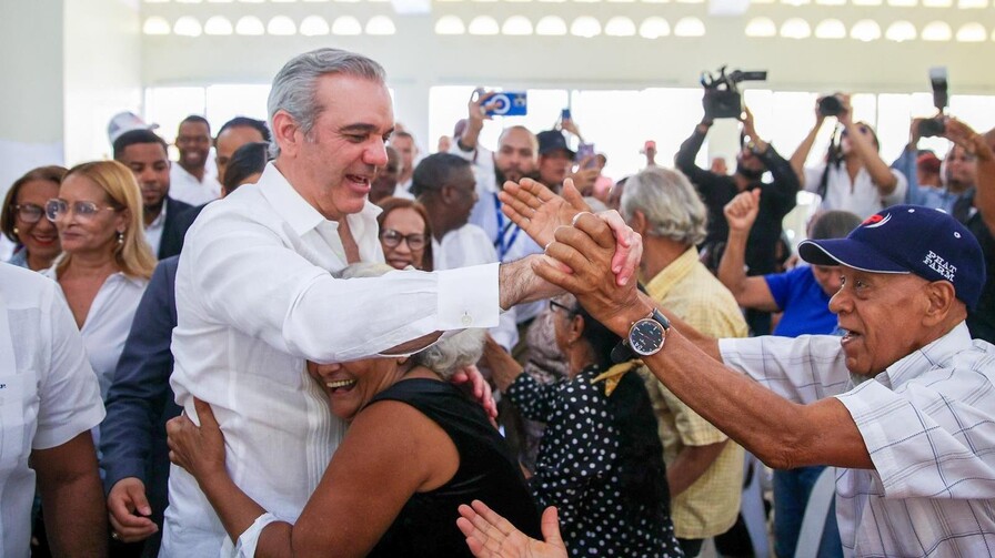 Abinader encabezará inauguraciones y estrenará el programa El Presidente en el Barrio Abinader encabezará inauguraciones y estrenará el programa El Presidente en el Barrio