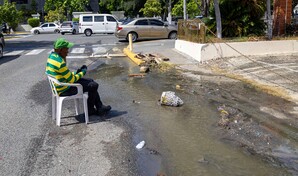 Materia fecal y aguas residuales corren por calles del sector Mata Hambre