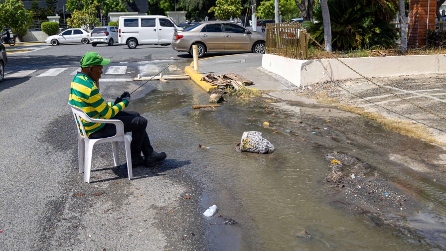 Materia fecal y aguas residuales corren por calles del sector Mata Hambre Materia fecal y aguas residuales corren por calles del sector Mata Hambre