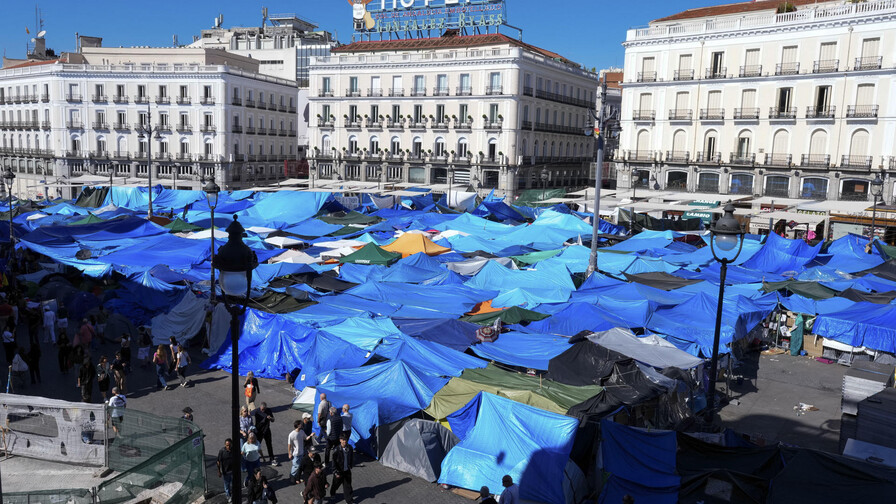 Hasta que cambien las cosas: El campamento por la vivienda en el corazón de Madrid cumple un mes Hasta que cambien las cosas: El campamento por la vivienda en el corazón de Madrid cumple un mes