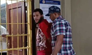 Acusado de matar a chofer en Santiago dice que huy&oacute; para proteger su vida
