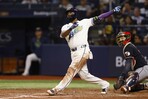 VIDEO |  Junior Caminero rompe la pantalla del estadio de Milwaukee antes de la Serie Mundial