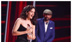 Las emotivas palabras de Rosal&iacute;a para Juan Luis Guerra tras recibir premio Billboard de sus manos