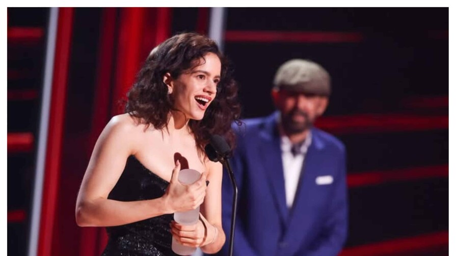 Las emotivas palabras de Rosalía para Juan Luis Guerra tras recibir premio Billboard de sus manos Las emotivas palabras de Rosalía para Juan Luis Guerra tras recibir premio Billboard de sus manos