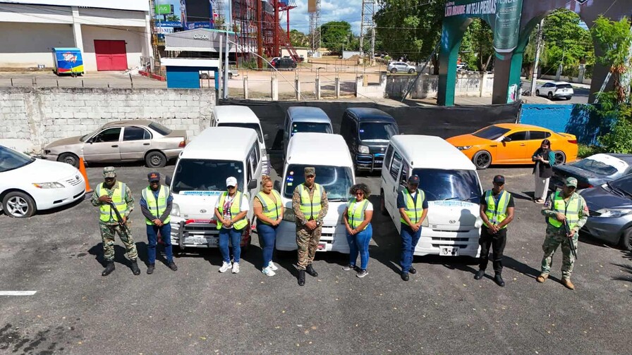 Intrant retiene veh&iacute;culos en Ciudad Juan Bosch; cinco eran conducidos por haitianos sin licencia