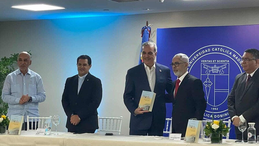Pedro Silverio Álvarez presenta libro que reúne siete años de análisis publicados en Diario Libre Pedro Silverio Álvarez presenta libro que reúne siete años de análisis publicados en Diario Libre