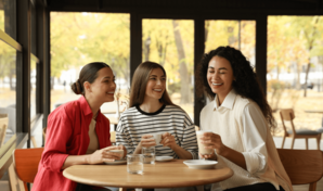 Amistad entre mujeres: la ciencia explica c&oacute;mo las amigas benefician tu salud