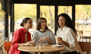 Amistad entre mujeres: la ciencia explica c&oacute;mo las amigas benefician tu salud