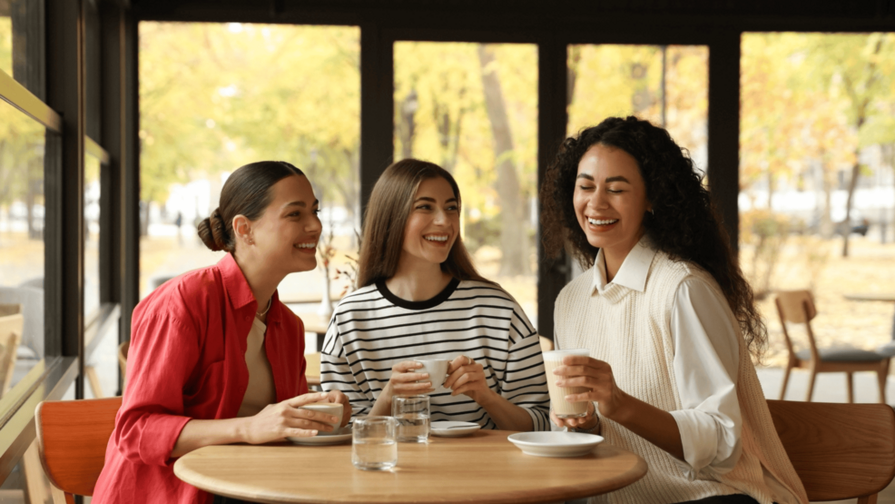 Amistad entre mujeres: la ciencia explica cómo las amigas benefician tu salud Amistad entre mujeres: la ciencia explica cómo las amigas benefician tu salud