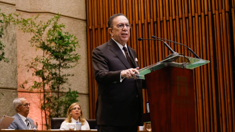 Valdez Albizu celebra reducci&oacute;n de d&eacute;ficit cuasifiscal y anuncia proyecto de ley sobre el tema