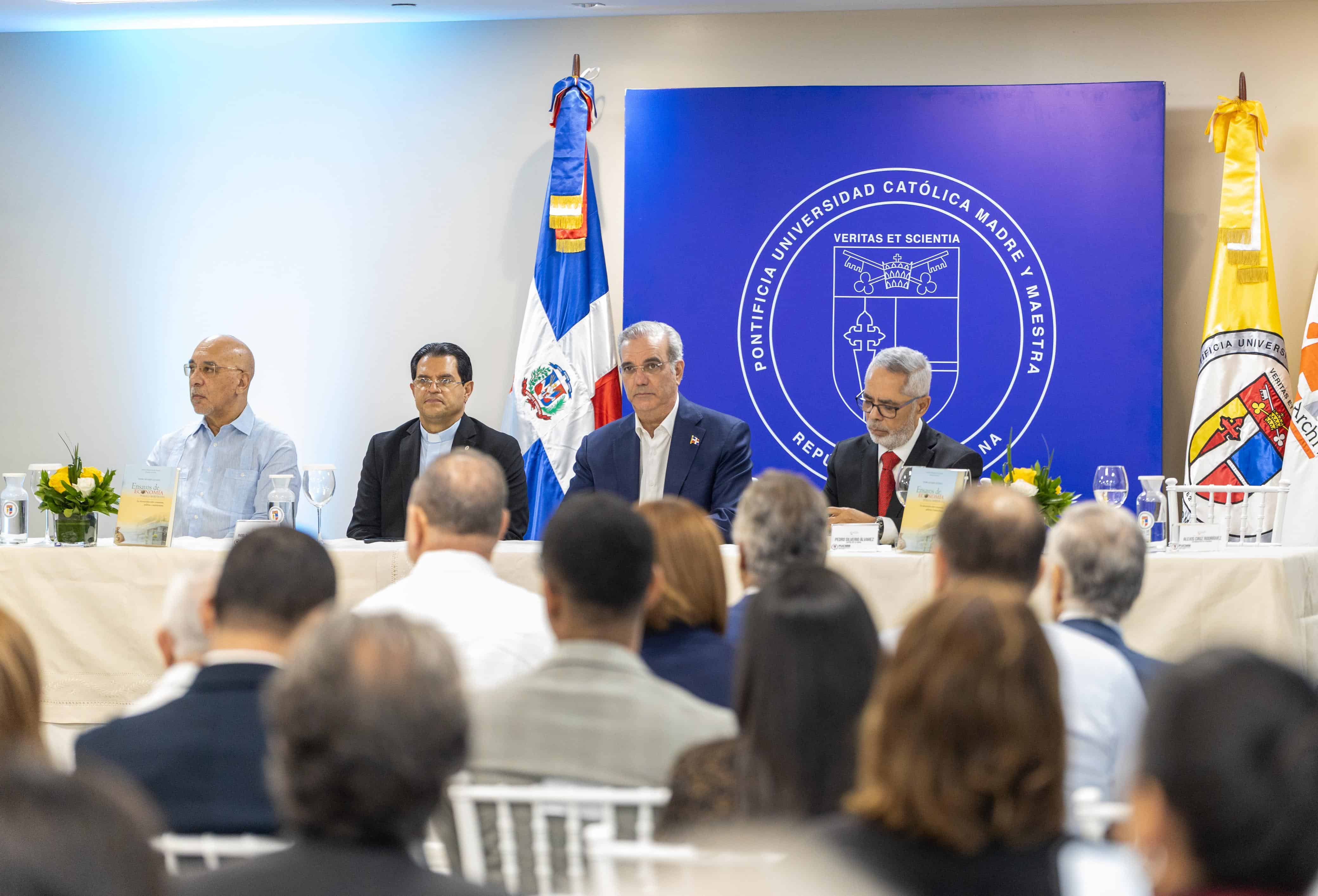 De izquierda a derecha: el director fundador de Diario Libre, Aníbal de Castro; el rector de la Pontificia Universidad Católica Madre y Maestra (PUCMM), Secilio Espinal; el presidente de la República, Luis Abinader; y el economista Pedro Silverio Álvarez.