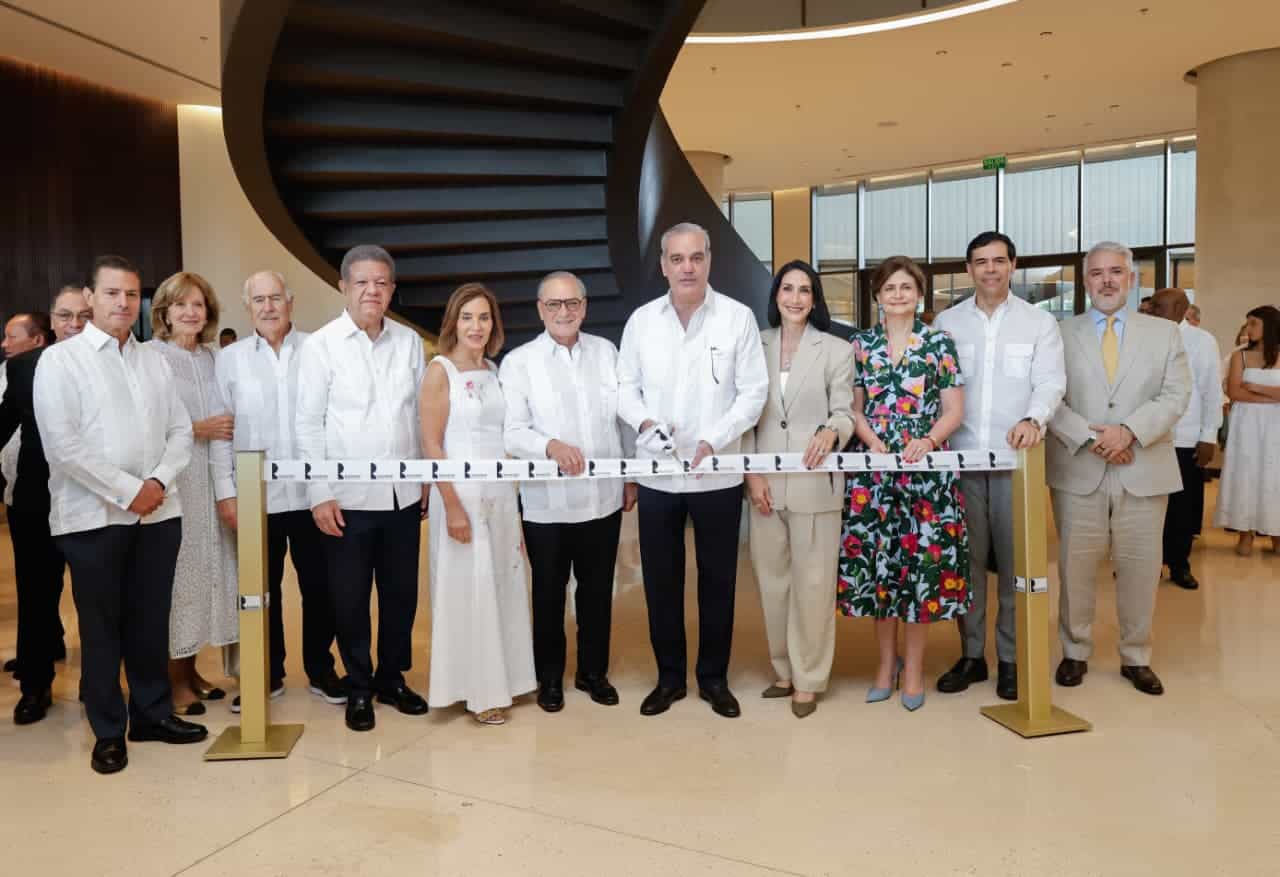 De izquierda a derecha: Enrique Peña Nieto, expresidente de México; Nohra Puyana De Pastrana y el expresidente de Colombia, Andrés Pastrana; Leonel Fernández, expresidente de la República; Haydée Kuret de Rainieri y Frank Rainieri; el presidente Luis Abinader y, su esposa, Raquel Arbaje; la vicepresidenta Raquel Peña; el ministro de Cultura, Roberto Salcedo; e Iván Duque, expresidente de Colombia.