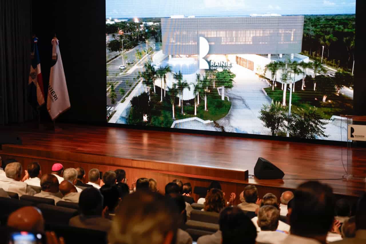 Una proyección audiovisual presenta el Centro Cultural Rainieri y la visión de sus creadores sobre la preservación y promoción del patrimonio cultural dominicano.