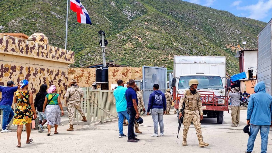 Comercio continúa en Jimaní mientras el Ejército dominicano refuerza la vigilancia fronteriza Comercio continúa en Jimaní mientras el Ejército dominicano refuerza la vigilancia fronteriza