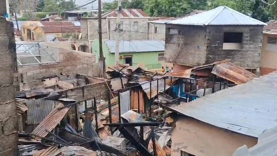 Madrugada de fuego en un barrio de Santiago: incendio afecta negocios y varias viviendas Madrugada de fuego en un barrio de Santiago: incendio afecta negocios y varias viviendas