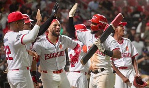 Leones remontan con jonr&oacute;n de tres carreras de Guzm&aacute;n, vencen a las &Aacute;guilas y dejan el s&oacute;tano