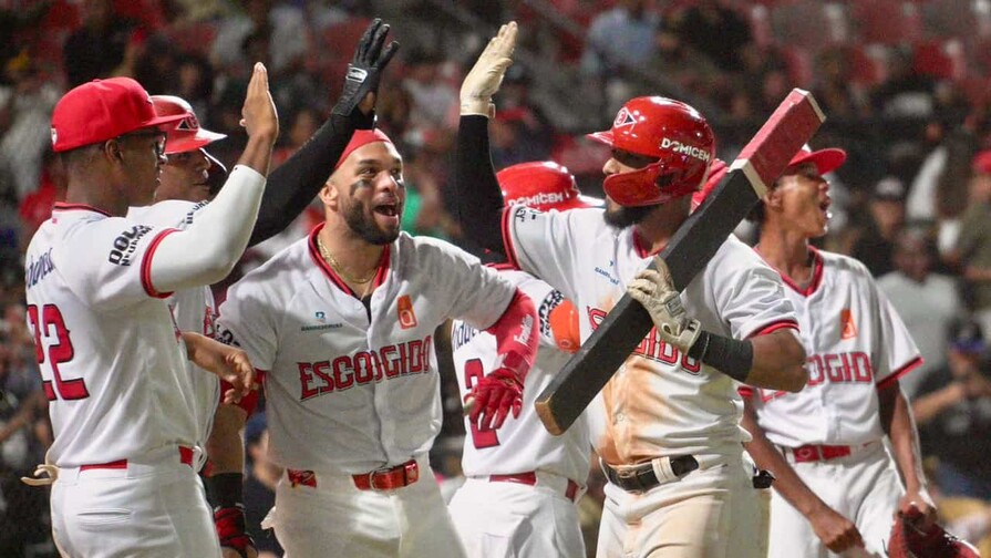 Leones remontan con jonrón de tres carreras de Guzmán, vencen a las Águilas y dejan el sótano Leones remontan con jonrón de tres carreras de Guzmán, vencen a las Águilas y dejan el sótano