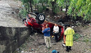 Un muerto y tres heridos al volcarse un carro en la recta de Azua