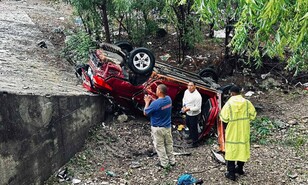 Un muerto y tres heridos al volcarse un carro en la recta de Azua