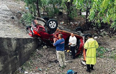 Un muerto y tres heridos al volcarse un carro en la recta de Azua