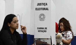 Un juez prorroga la votaci&oacute;n pero empieza el recuento de las elecciones en Brasil