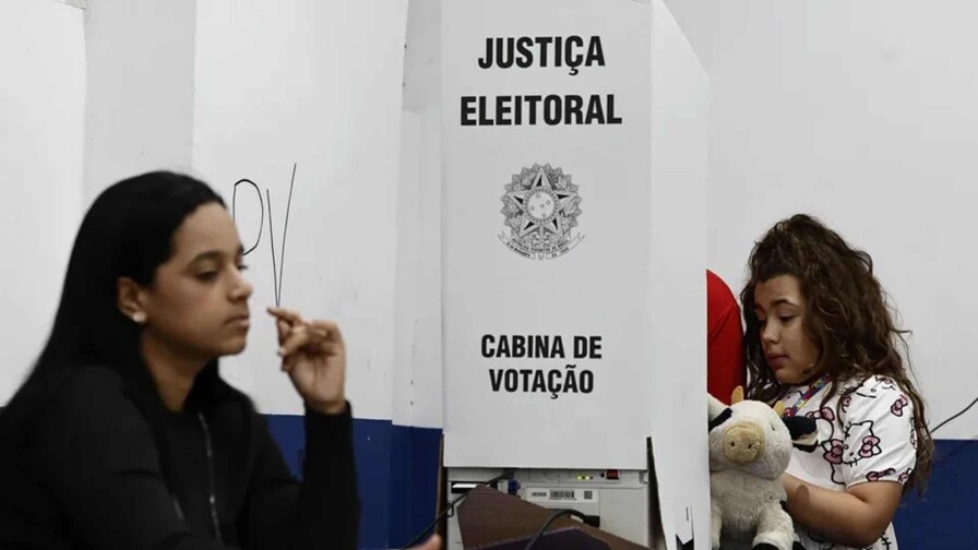 Un juez prorroga la votaci&oacute;n pero empieza el recuento de las elecciones en Brasil