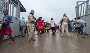 Haitianos desaf&iacute;an la lluvia en busca de alimentos en Dajab&oacute;n mientras crece la vigilancia militar en la frontera