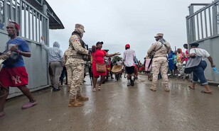 Haitianos desaf&iacute;an la lluvia en busca de alimentos en Dajab&oacute;n mientras crece la vigilancia militar en la frontera