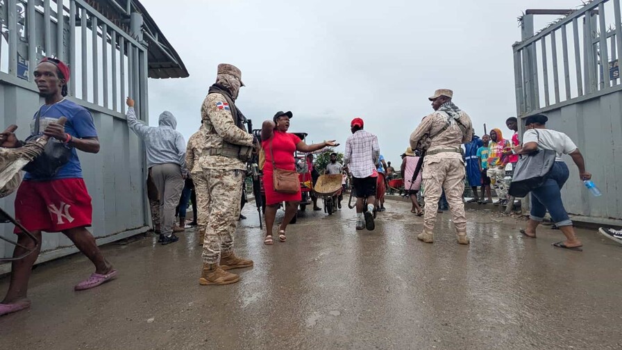 Haitianos desafían la lluvia en busca de alimentos en Dajabón mientras crece la vigilancia militar en la frontera Haitianos desafían la lluvia en busca de alimentos en Dajabón mientras crece la vigilancia militar en la frontera