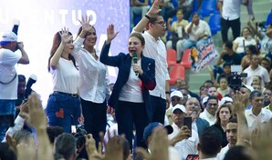 Carolina Mej&iacute;a juramenta 32 comandos provinciales de la juventud de su proyecto presidencial