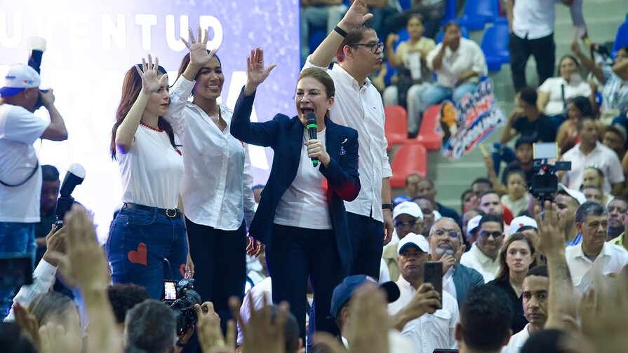 Carolina Mejía juramenta 32 comandos provinciales de la juventud de su proyecto presidencial Carolina Mejía juramenta 32 comandos provinciales de la juventud de su proyecto presidencial