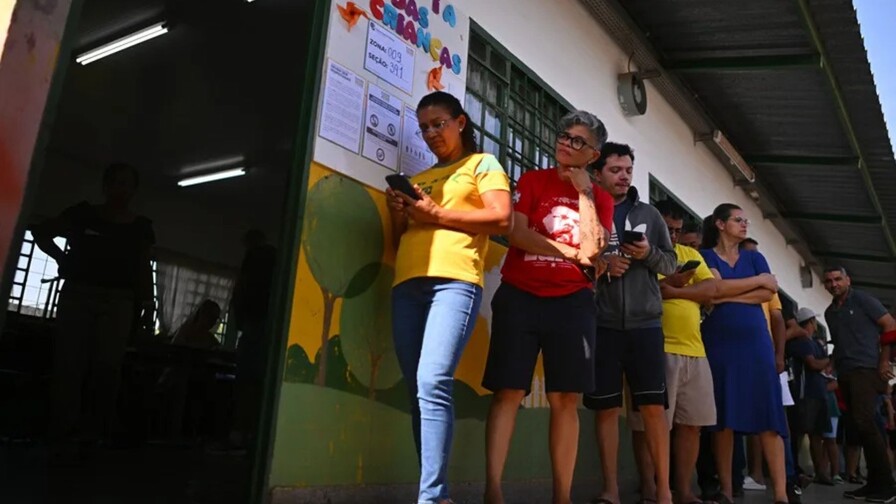 Confusión en las elecciones brasileñas: se prorroga la votación y se pausa el recuento Confusión en las elecciones brasileñas: se prorroga la votación y se pausa el recuento