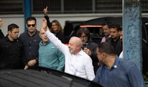 Lula dice al votar que el pueblo sali&oacute; a la calle a defender sus conquistas