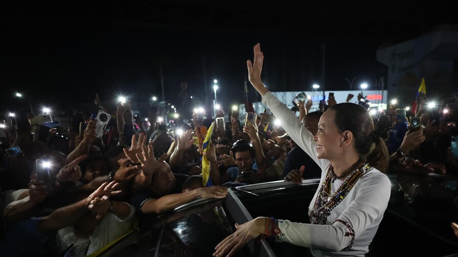 Una multitud recibe a Mar&iacute;a Corina Machado tras su esperado regreso a Venezuela