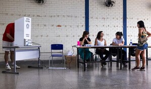 Cierran los &uacute;ltimos colegios electorales en Brasil y se reanuda el conteo de votos
