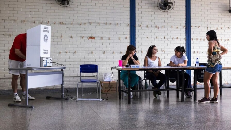 Cierran los últimos colegios electorales en Brasil y se reanuda el conteo de votos Cierran los últimos colegios electorales en Brasil y se reanuda el conteo de votos