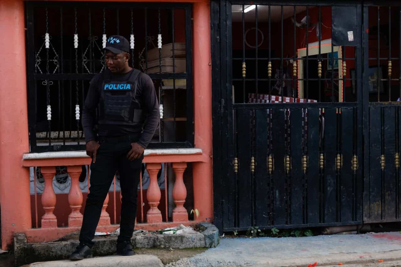 Un agente frente al establecimiento donde dos hombres fallecieron.
