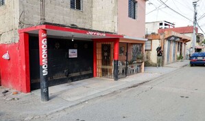 Silencio y vigilancia policial en negocio donde dos hombres fueron ultimados en Los Frailes