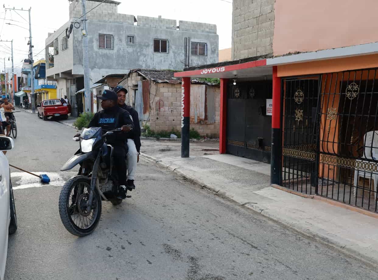 Agentes frente al establecimiento donde dos hombres fallecieron.
