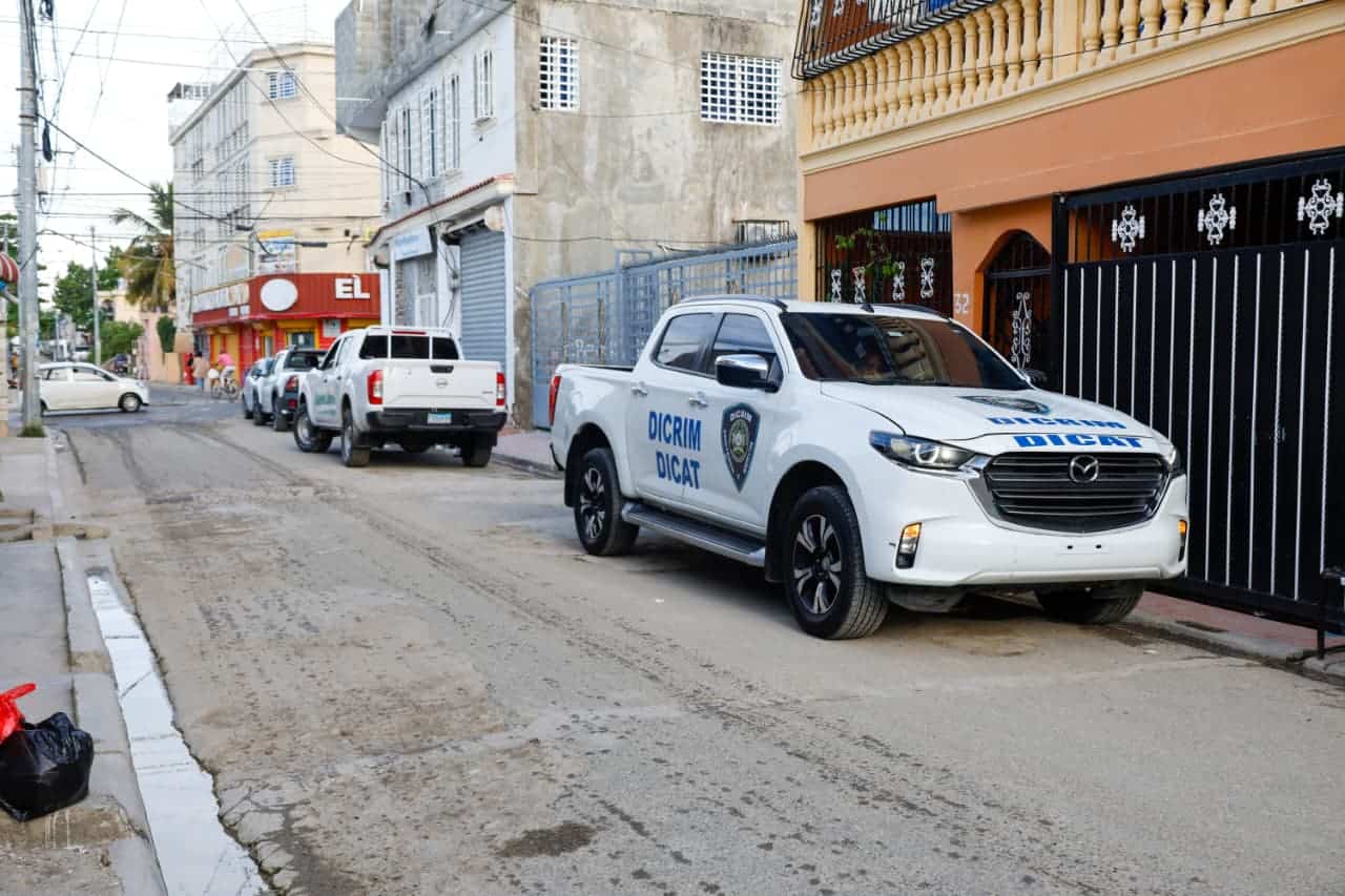 Vehículo de la Dirección Central de Investigación (Dicrim) estacionados frente al establecimiento Los Gosozos.