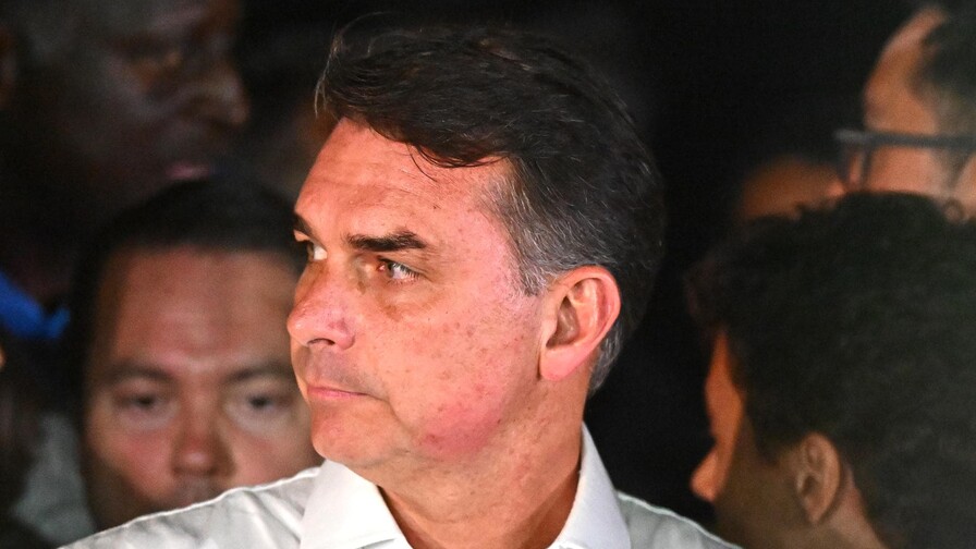 Flávio Bolsonaro se fuga a Estados Unidos, según varios medios brasileños Flávio Bolsonaro se fuga a Estados Unidos, según varios medios brasileños