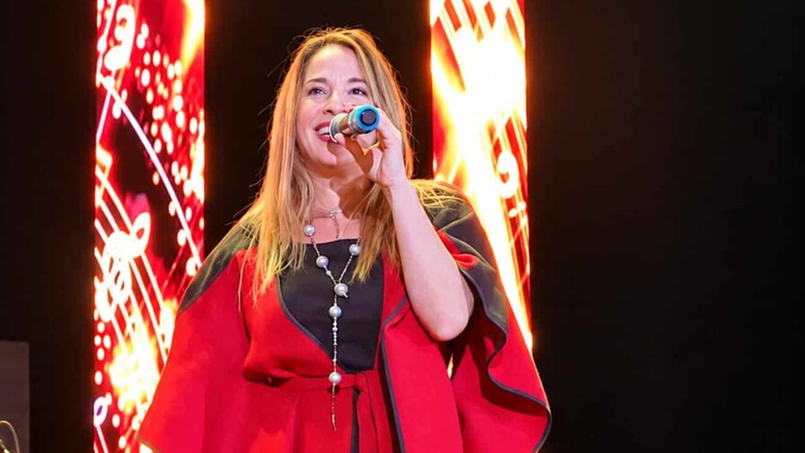 Henya estrenará canción inédita en los Fox Music USA Latin Awards Henya estrenará canción inédita en los Fox Music USA Latin Awards