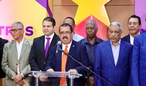 El PLD denuncia que m&aacute;s de 1.5 millones de pollos permanecen sin venderse en granjas