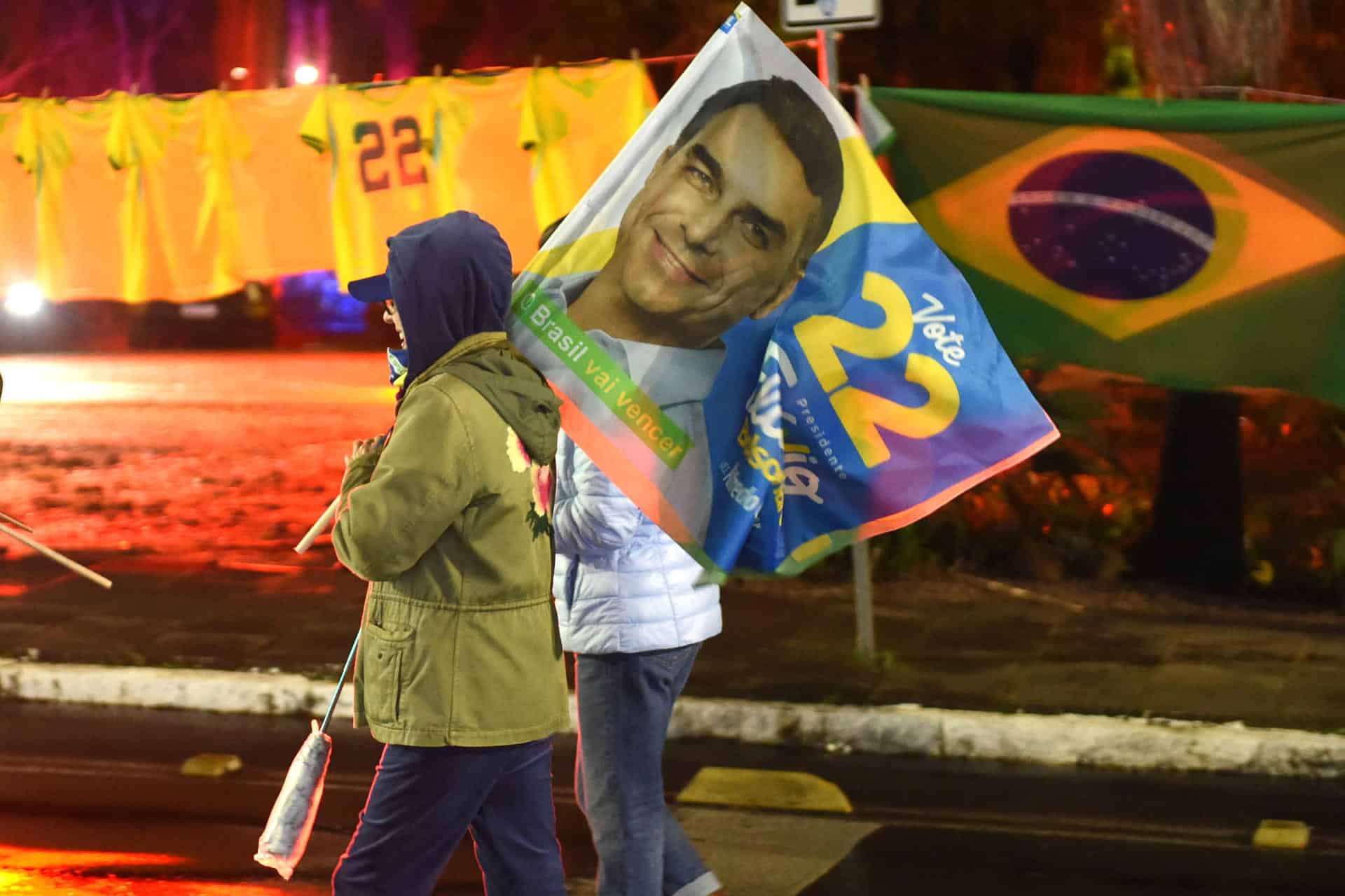 Una simpatizante del candidato a la presidencia de Brasil, Flávio Bolsonaro, reacciona este domingo, en Porto Alegre (Brasil).